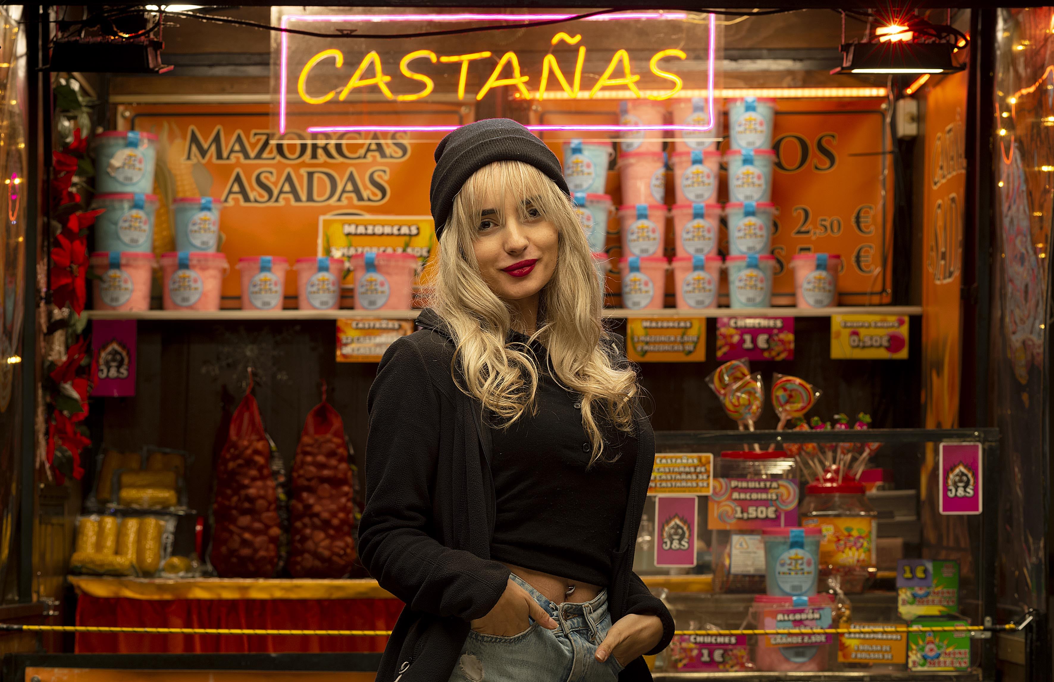 Una mujer en un puesto de castañas