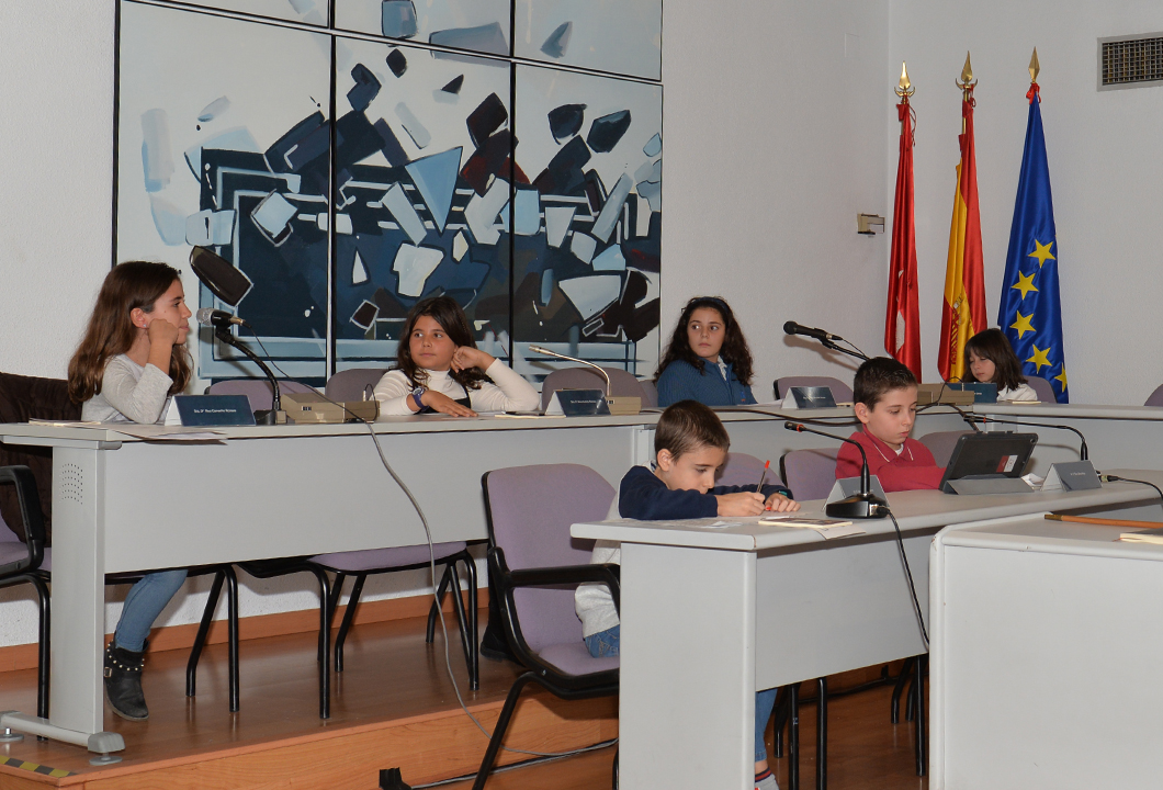 Niños en la sala de plenos