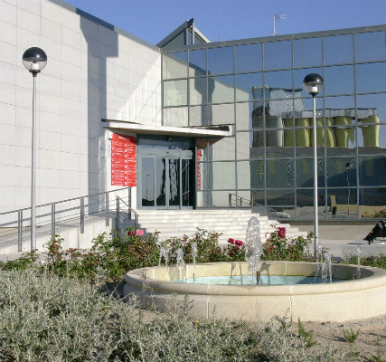 Entrada principal con fuente