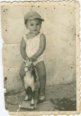 Ángel Marcos montado en su caballo de cartón