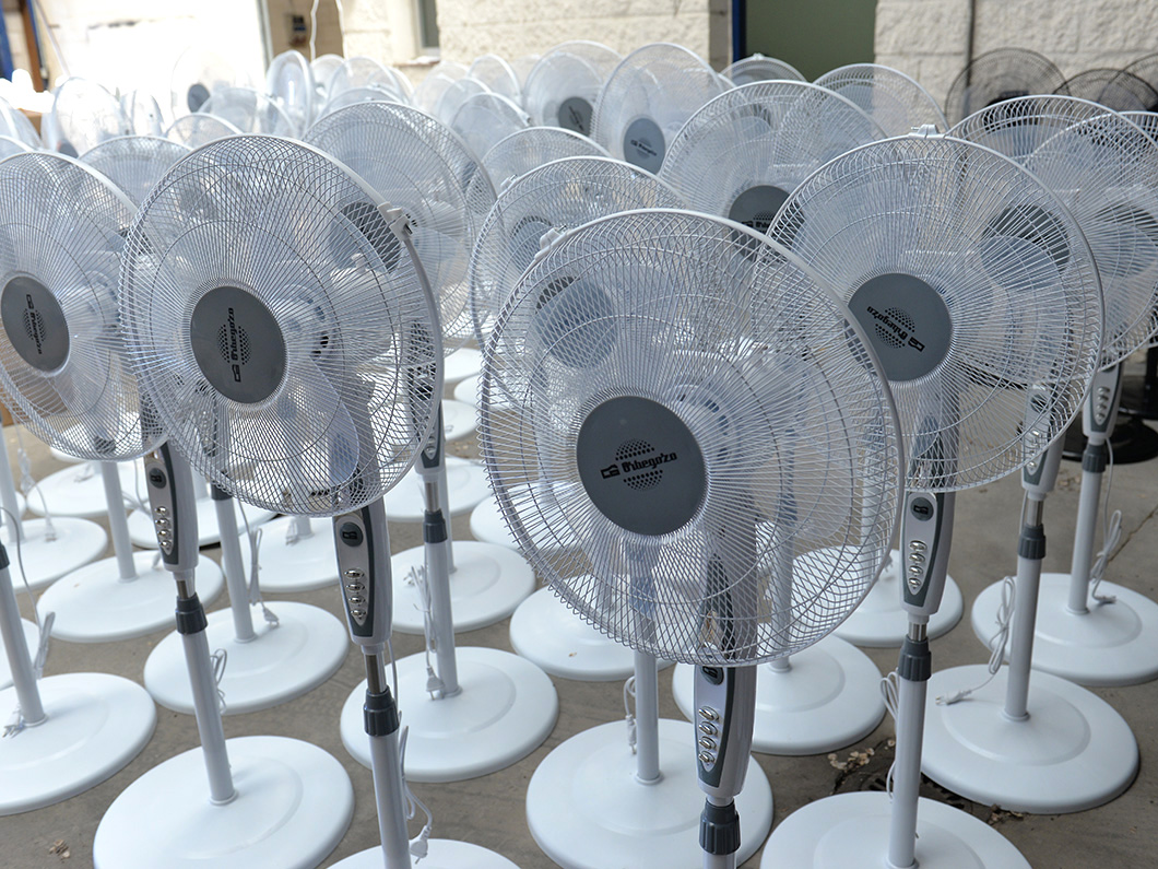 Multiples ventiladores en el suelo