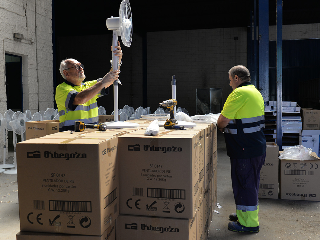 Los operarios montan ventiladores