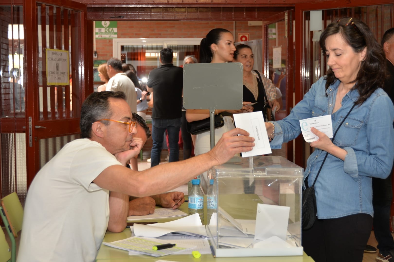 Mujer votando
