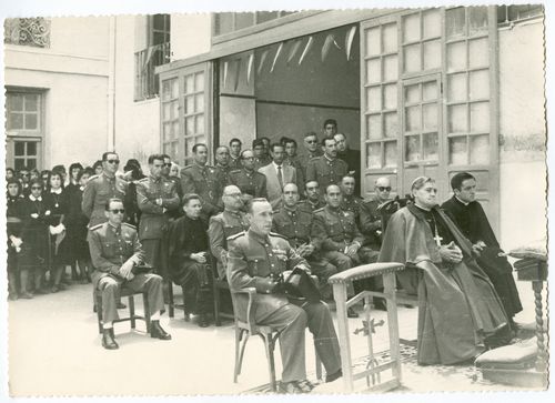 Acto religioso en el patio del antiguo colegio de Guardias Jóvenes Duque de Ahumada