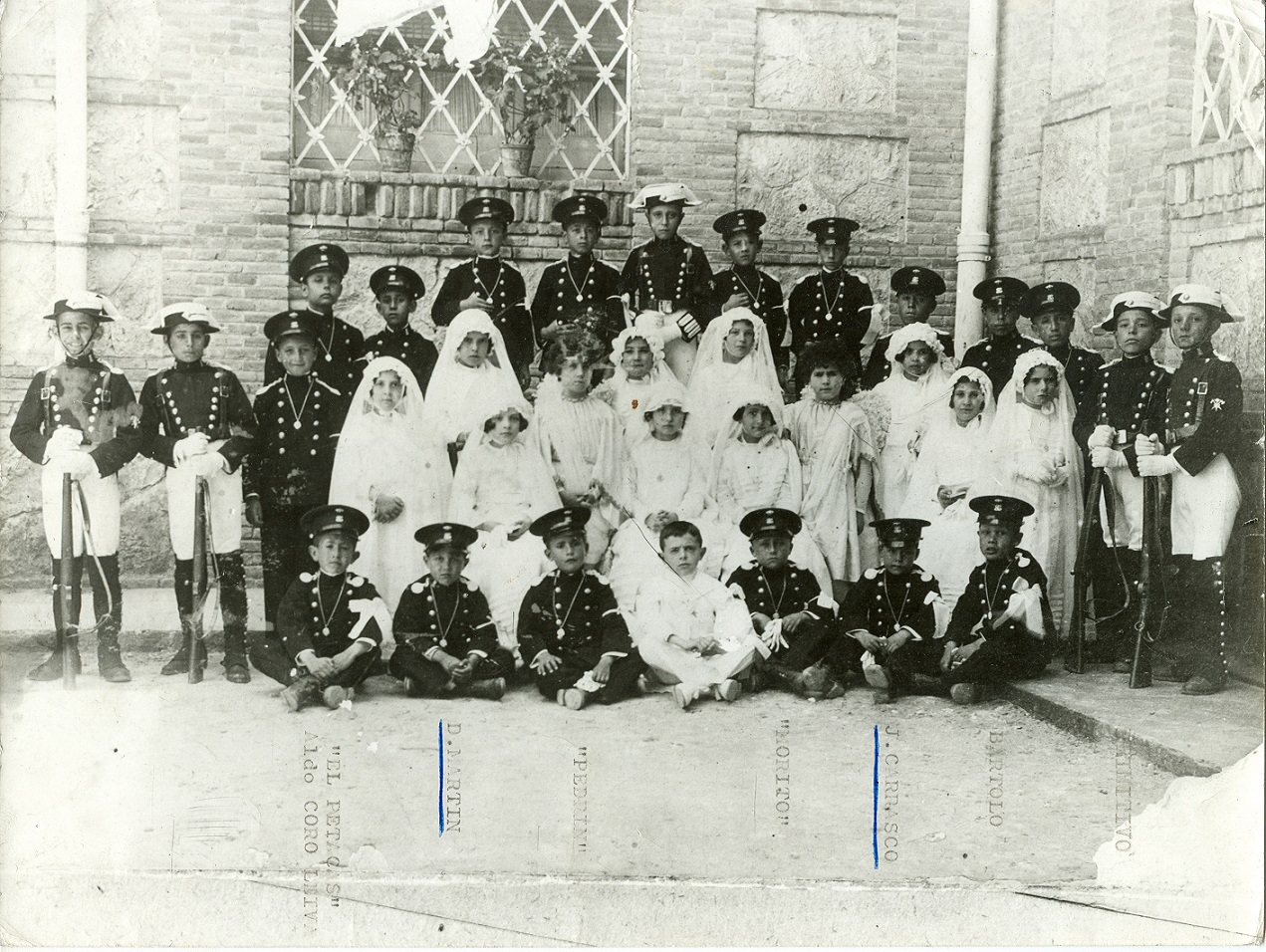 Alumnos del colegio de huérfanos de la Guardia Civil de primera comunión