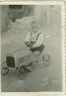 Antonio Moreno conduciendo su cochecito de carreras
