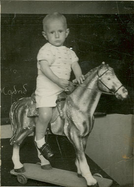 Antonio Moreno montado en caballo de cartón
