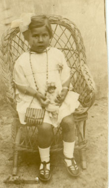 Carmen Palacios con su muñeca