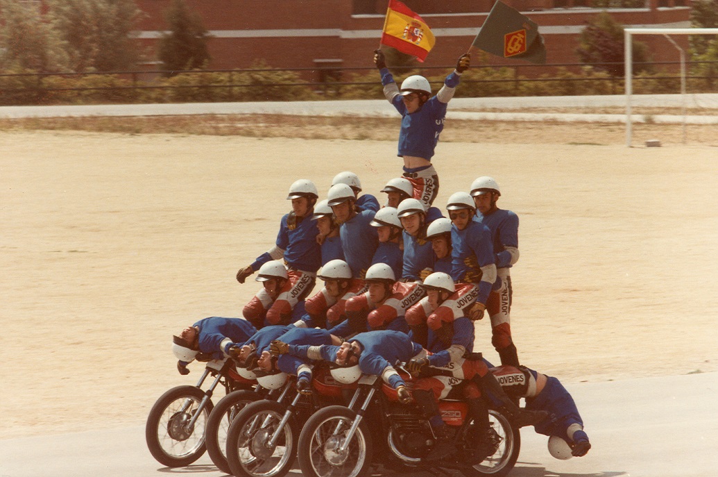 Ejercicio de acrobacia sobre motos en el colegio de Guardias Jóvenes