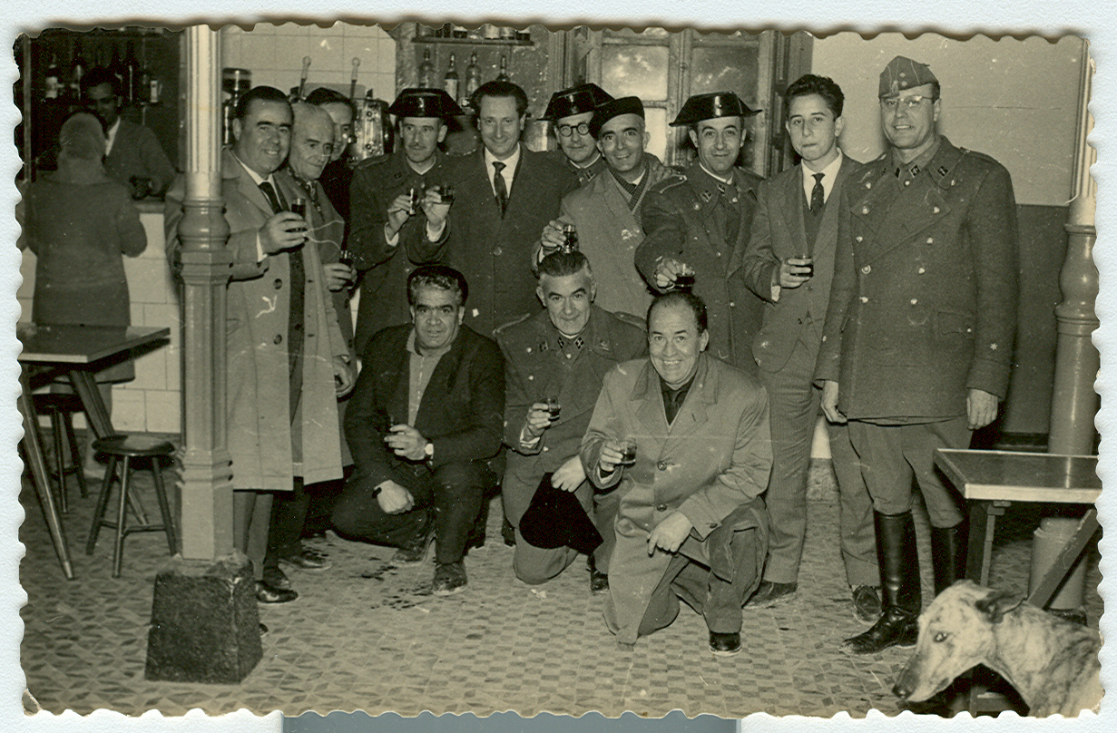En el bar del patio de armas del colegio de Guardias Jóvenes