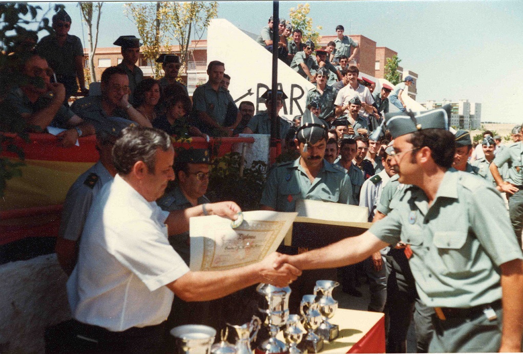 Entrega de diplomas por el alcalde Antonio Pariente Cuesta a la Guardia Civil