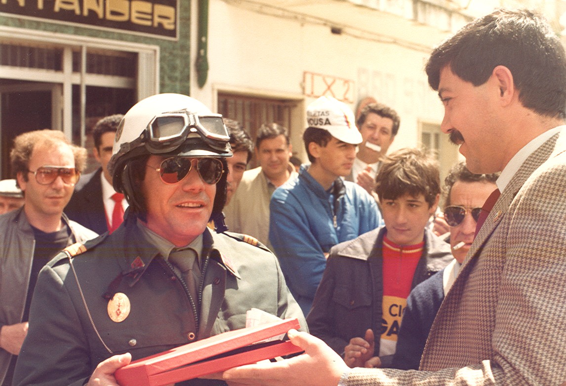 Entrega de un premio a un agente de la Guardia Civil