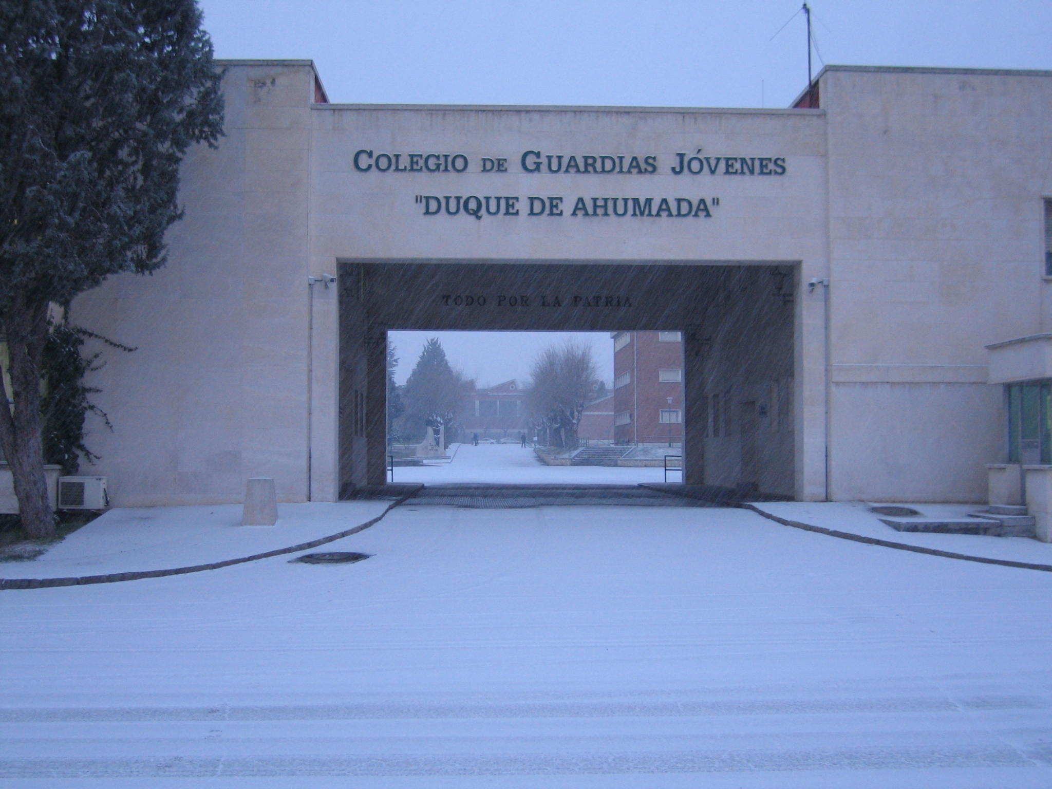 Fachada principal del colegio de Guardias Jóvenes tras la nevada de enero de 2009