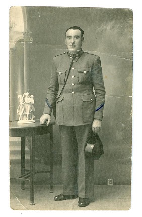 Francisco de la Peña de la Cruz con uniforme de guardia civil