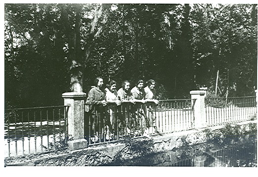 Grupo de amigas en los jardines del Juncarejo