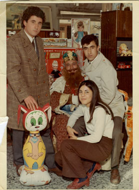 Grupo de amigos en torno al rey Gaspar