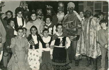 Grupo de amigos participando en la cabalgata de reyes en el colegio Marqués de Vallejo
