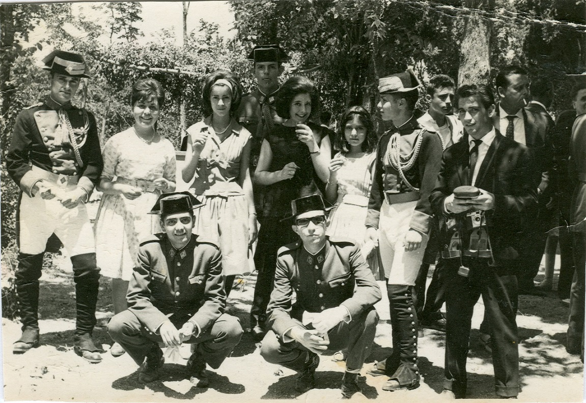 Grupo de jóvenes en el Juncarejo tras una jura de bandera
