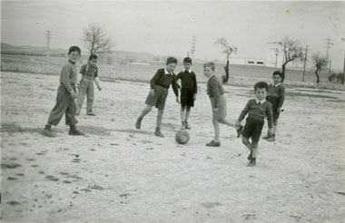 Grupo de niños jugando con una pelota