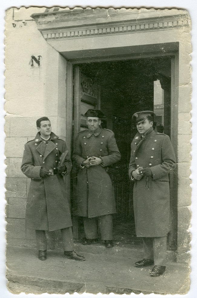Guardias civiles en la puerta del antiguo Puesto, en la plaza de las Monjas