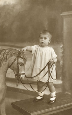 Jerónimo Alguacil con un caballo de cartón