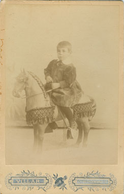 Joaquín Alguacil montado en un caballo de cartón