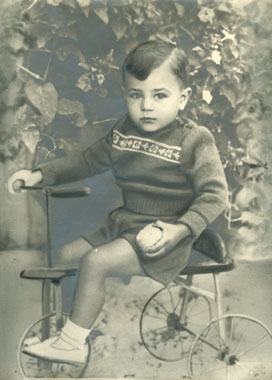 Julián Benito subido en un triciclo