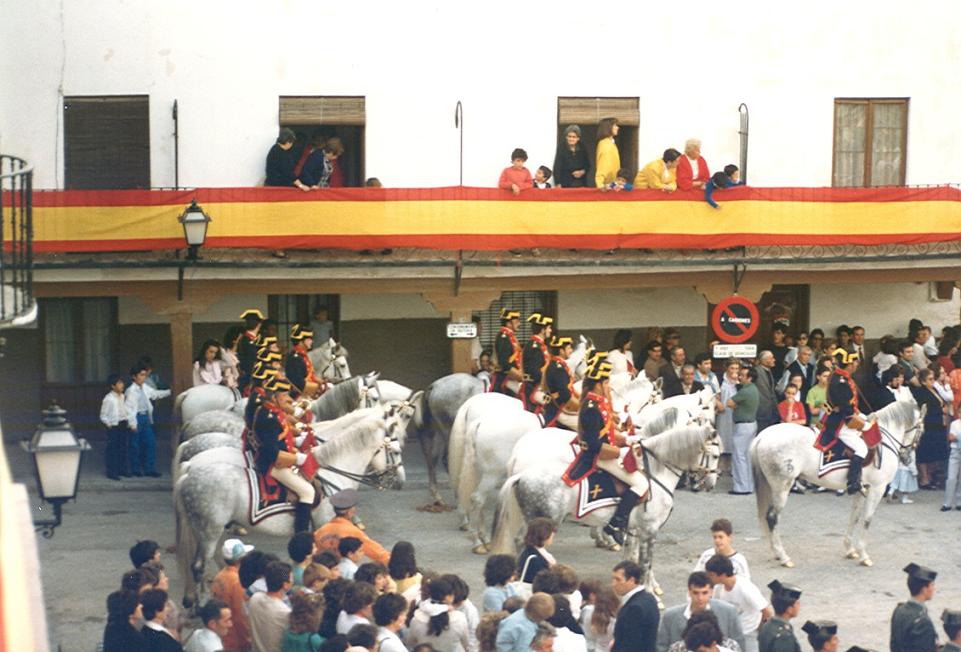 La Guardia Civil a caballo en la plaza de la Constitución