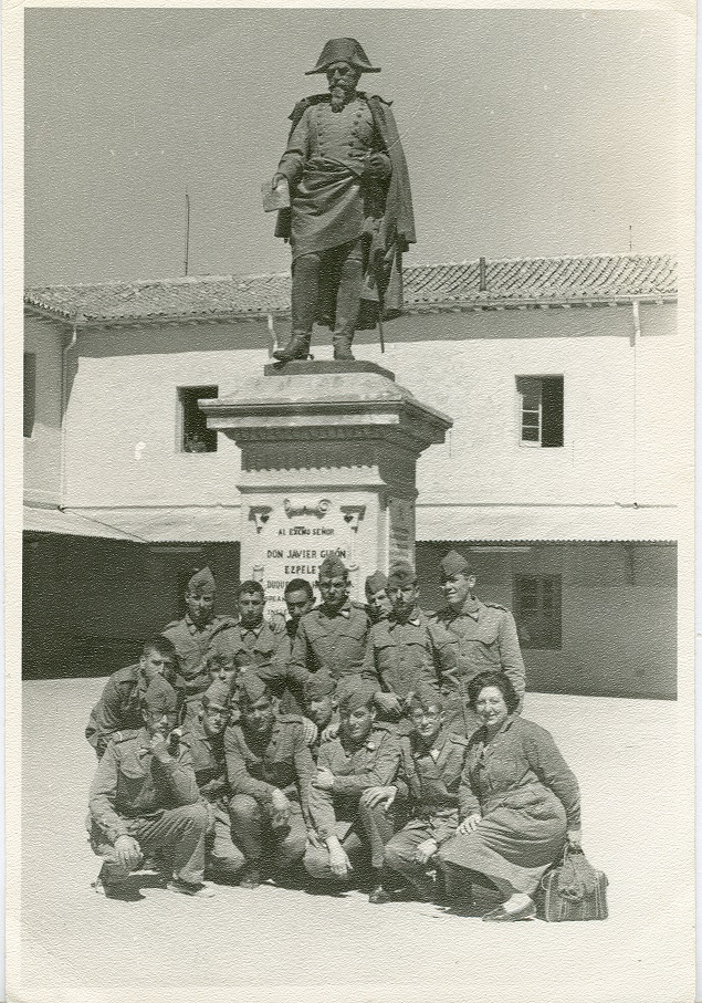 La estatua del duque de Ahumada en el patio de armas del antiguo colegio de Guardias Jóvenes