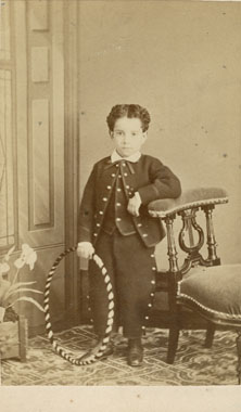 Luis de Larra con un aro