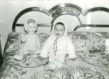 Mª Cruz Portero con su muñeca