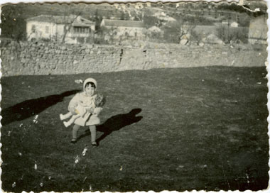 Niña corriendo con su muñeca