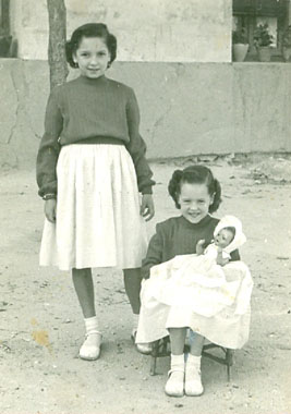 Niñas en un patio con una muñeca