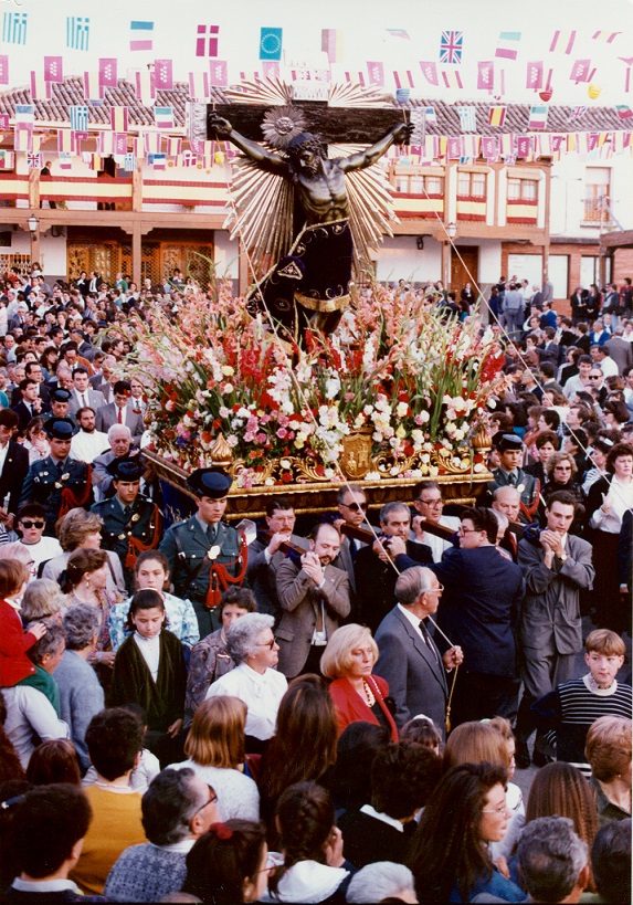 Procesión del Cristo de la Salud escoltado por la Guardia Civil