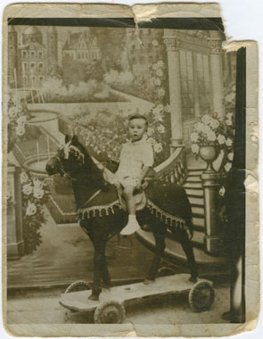 Retrato de Jerónimo Robles de niño montado en un caballo