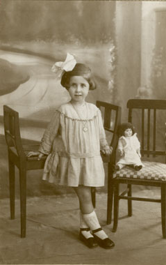 Retrato de estudio de Pilar Alguacil con una muñeca