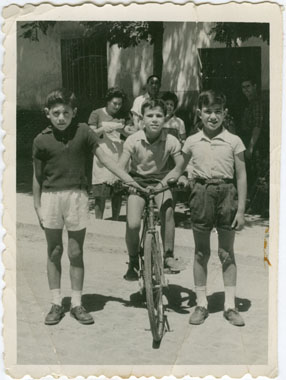 Santiago Fernández montando en bicicleta