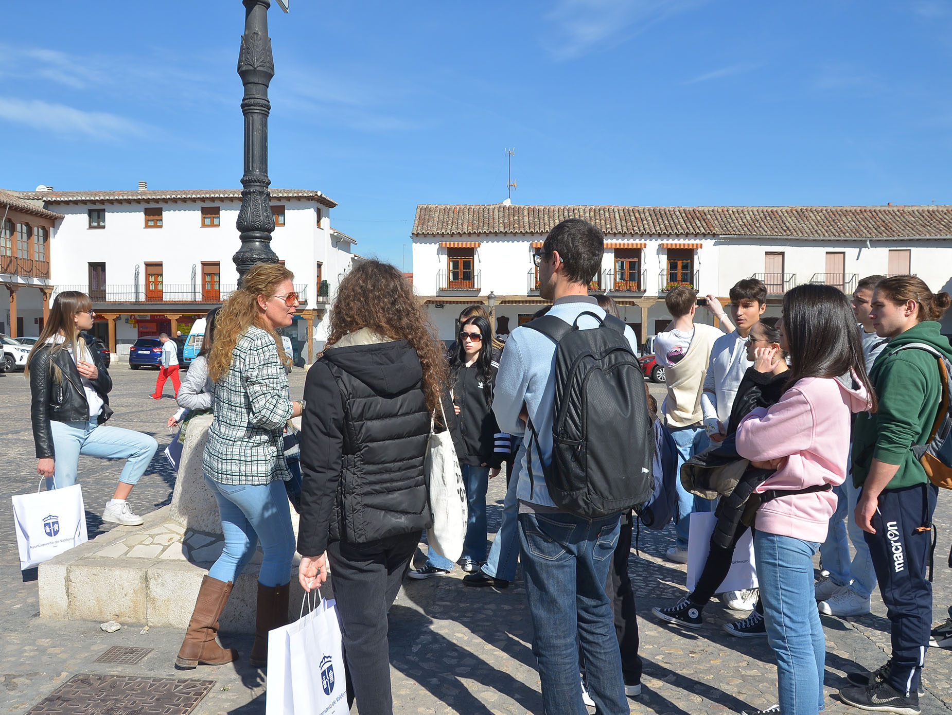Alumnos en la plaza
