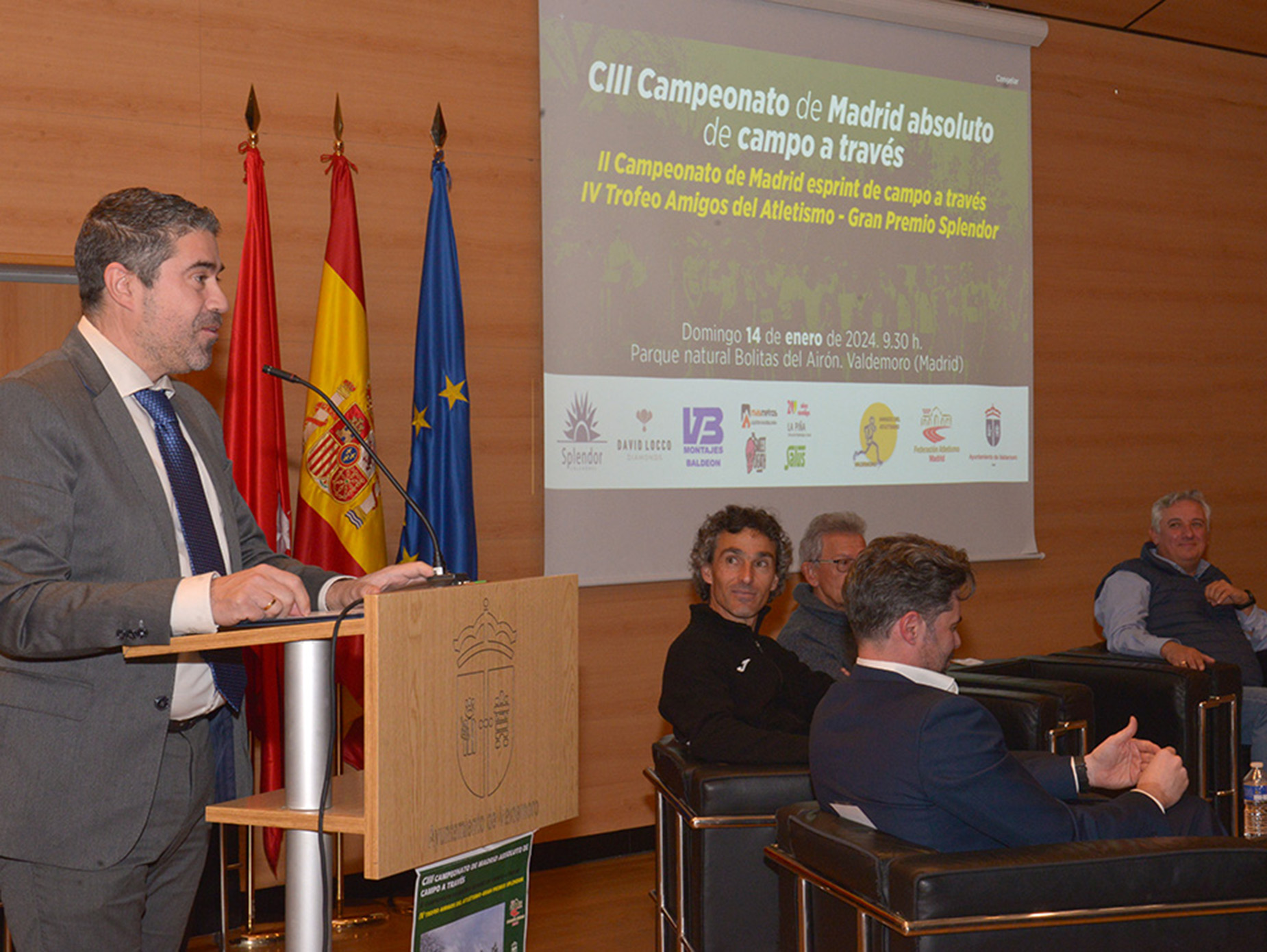 El alcalde habla al público