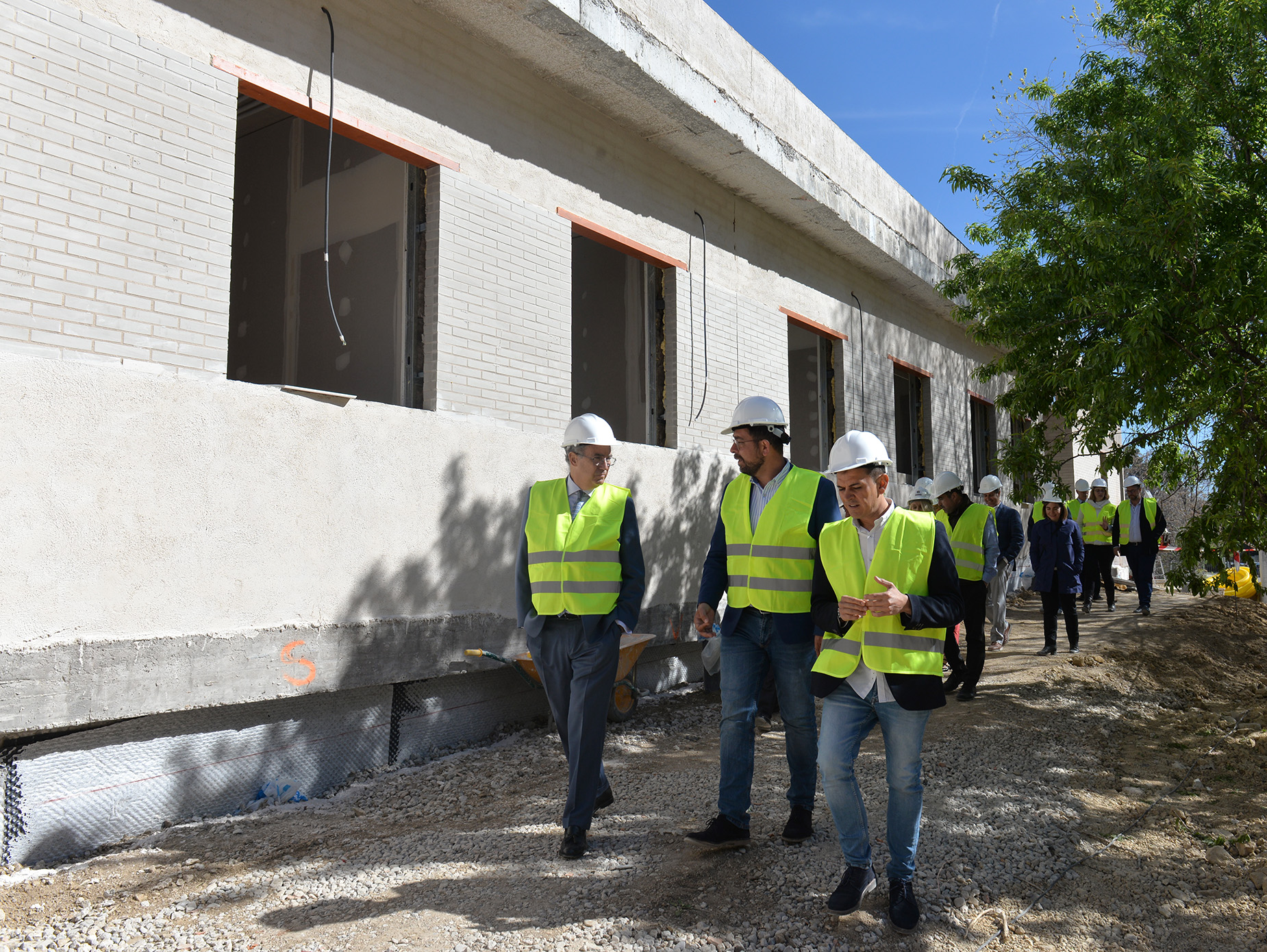 Operarios con chalecos