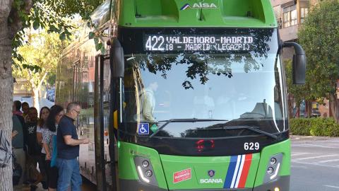 Personas suben al autobus