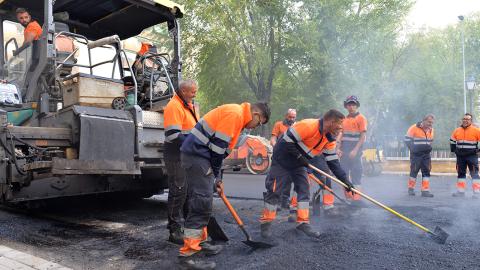 Operarios asfaltan