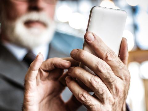 Hombre usando móvil