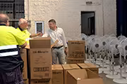 Operarios desembalan ventiladores de sus cajas