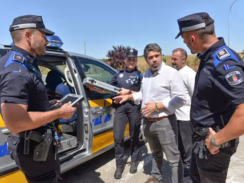 El alcalde junto a la policía