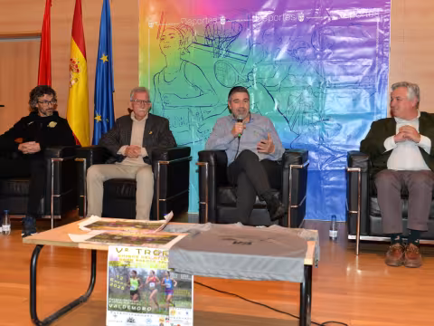 El alcalde hablando con un micrófono