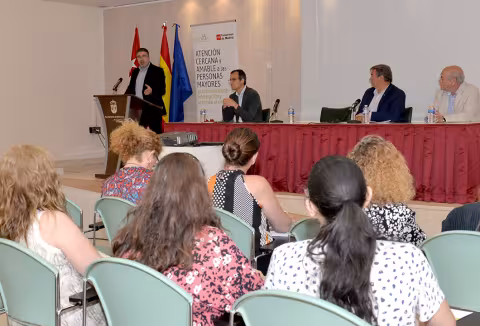 Personas hablando en la mesa