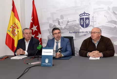 El alcalde hablando en pleno