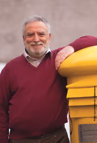 Cartero y buzón amarillo