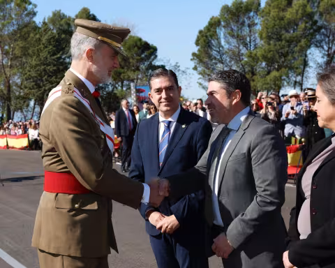 El alcalde saluda al rey